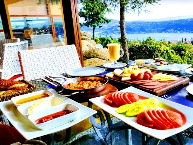 Restaurants-Breakfast-on-the-Bosphorus